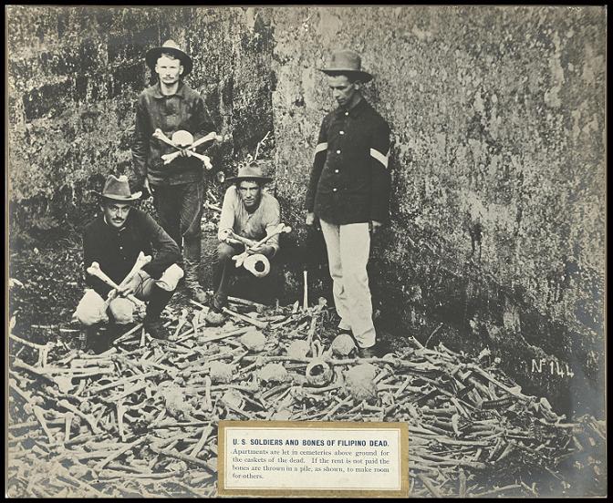 U.S. soldiers and bones of Filipino dead. (…)